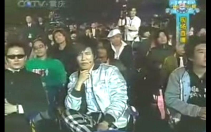 鄭鈞丁武給五月天頒獎的那天，曾被稱為“搖滾恥辱日”