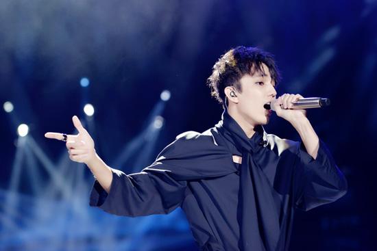 橫跨五個音域，被稱為“宇宙來的小孩”的他，曾是全民王子，現在是兒女的專屬騎士 