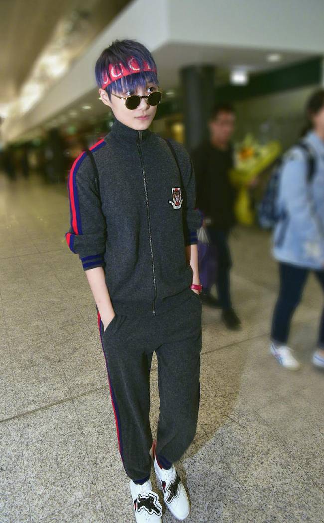 李宇春藍(lán)發(fā)新造型，現(xiàn)身馬爾彭薩機(jī)場(chǎng)奔赴米蘭時(shí)裝周