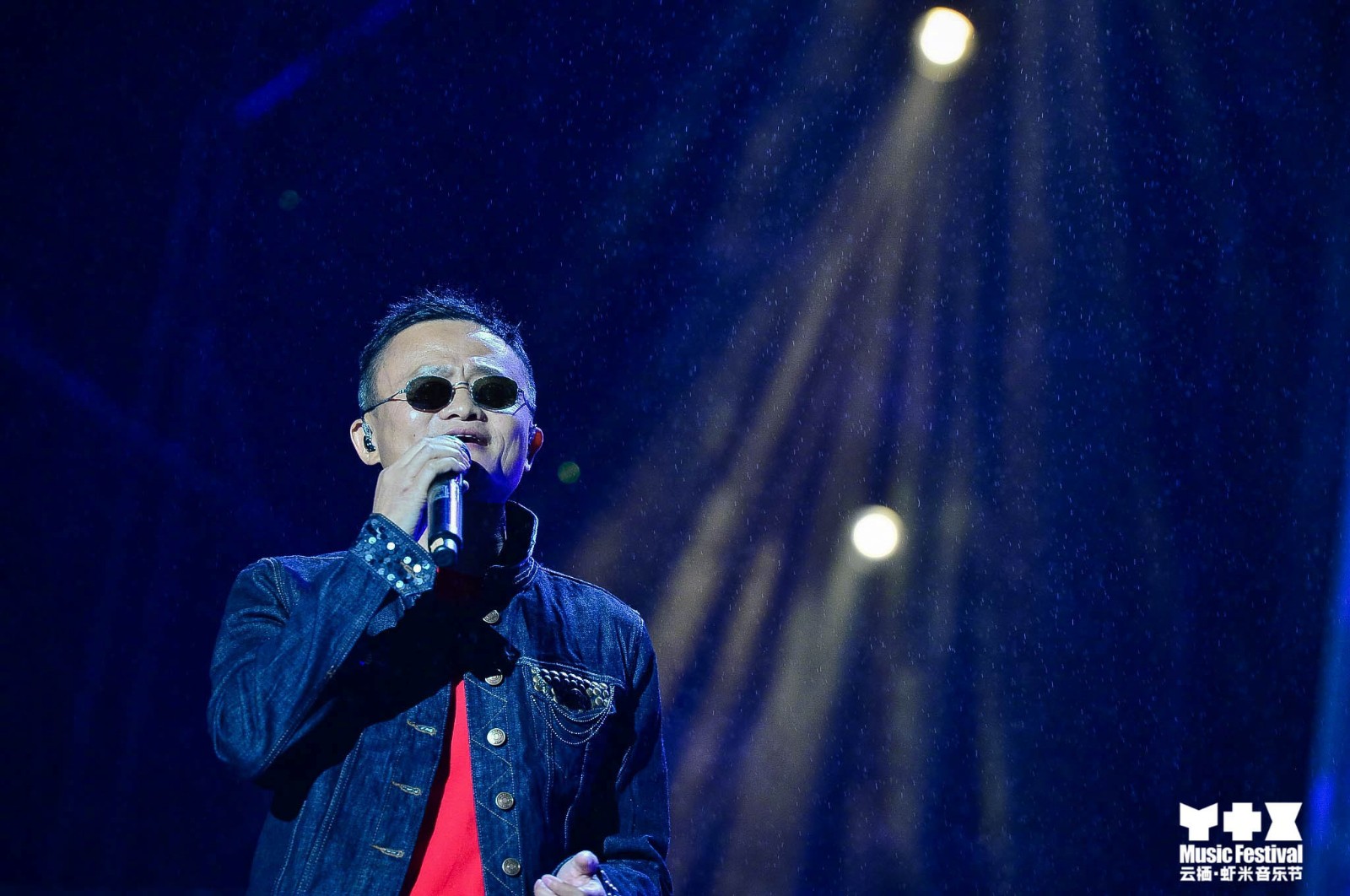 云棲蝦米音樂節(jié)杭州進行中，網(wǎng)友吐槽馬云差點把李健帶跑調(diào)了”