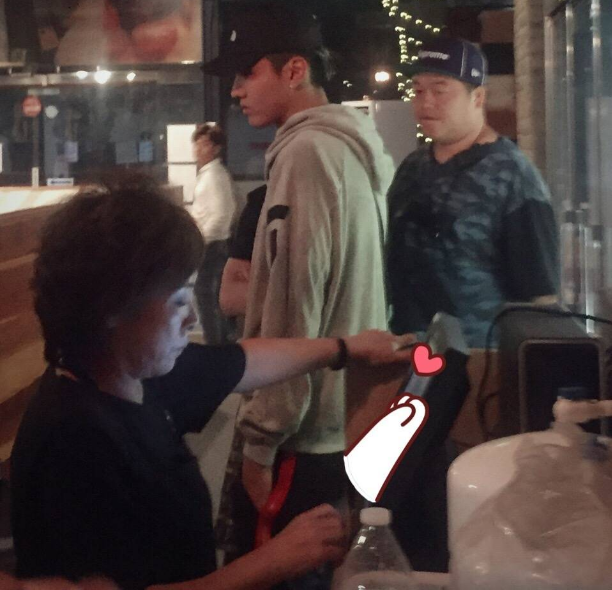 吳亦凡吃飯偶遇粉絲，因不能合照而請(qǐng)客吃飯！