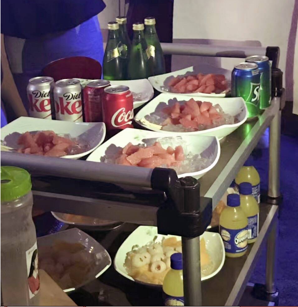 吳亦凡吃飯偶遇粉絲，因不能合照而請(qǐng)客吃飯！