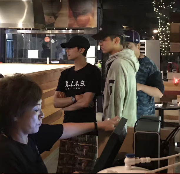 吳亦凡吃飯偶遇粉絲，因不能合照而請(qǐng)客吃飯！