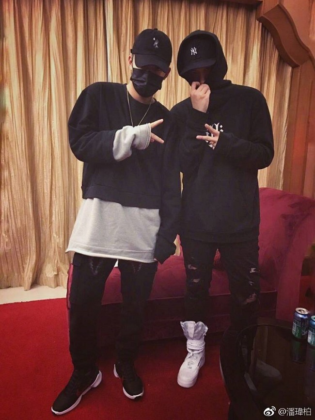 潘瑋柏演唱會臺上吸氧，微博曬與PG One合照報平安