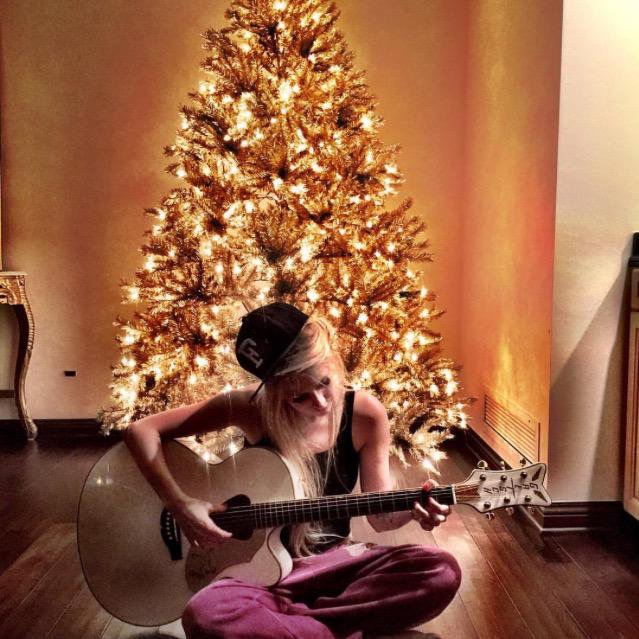 節(jié)日氣氛悄然將至，艾薇兒INS上傳圣誕歌曲的歌詞照片