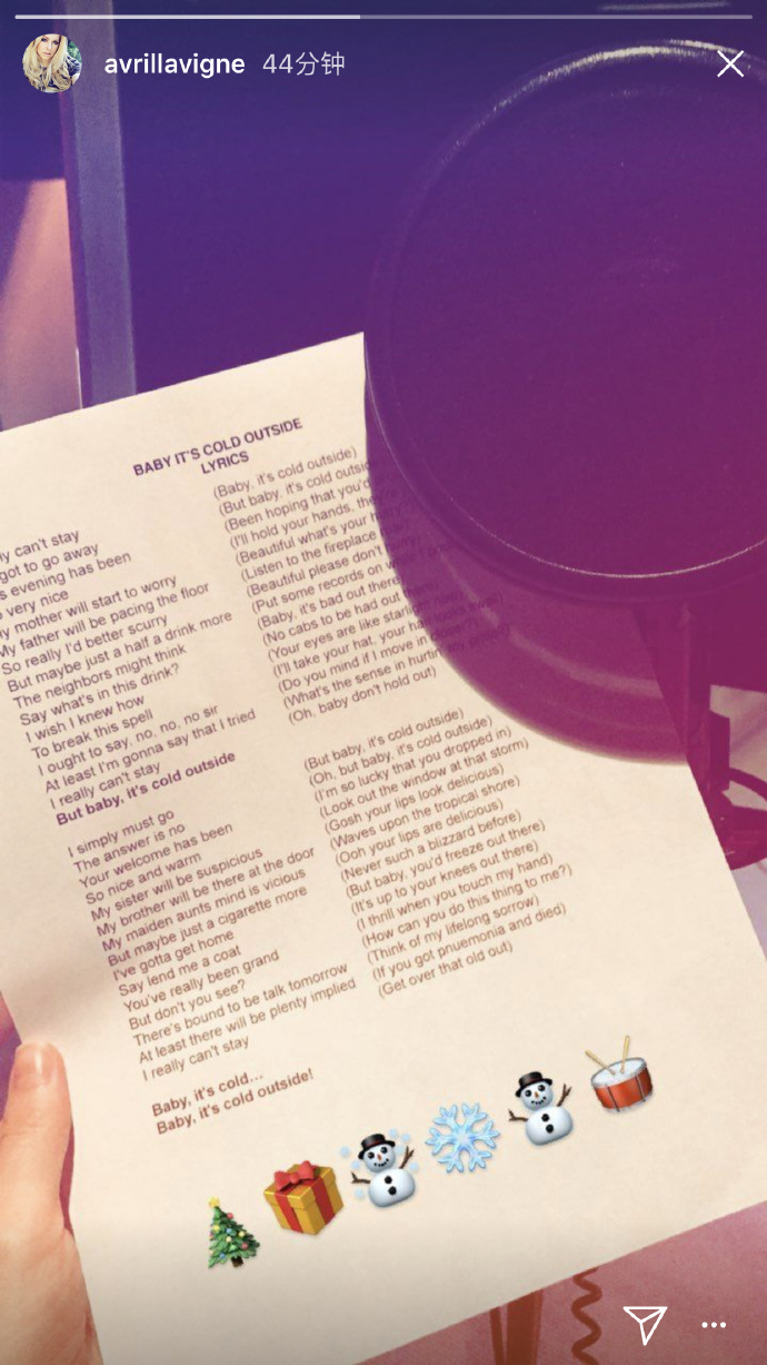 節(jié)日氣氛悄然將至，艾薇兒INS上傳圣誕歌曲的歌詞照片