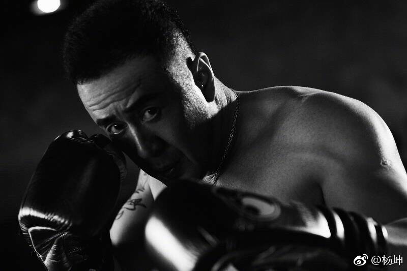 楊坤首部運(yùn)動寫真曝光：音樂如此，健身亦是