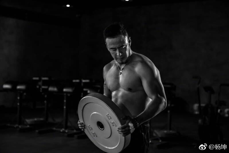 楊坤首部運(yùn)動寫真曝光：音樂如此，健身亦是