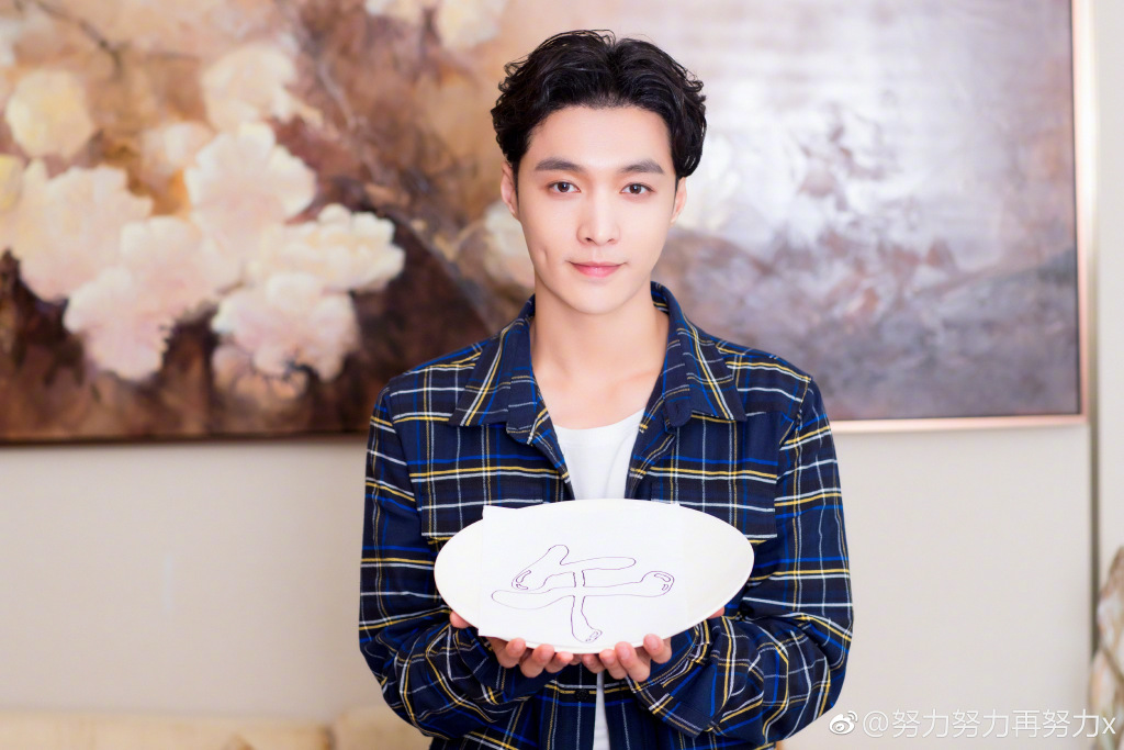 小綿羊要變身霸道總裁了嗎？張藝興擔(dān)任網(wǎng)綜《偶像練習(xí)生》制作人