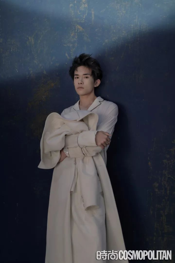 時尚COSMO為易烊千璽定制了一份專屬禮物，十七少年的易千種面孔