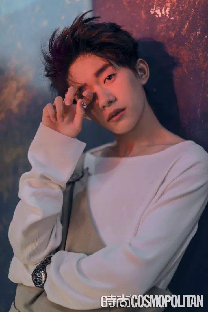 時尚COSMO為易烊千璽定制了一份專屬禮物，十七少年的易千種面孔